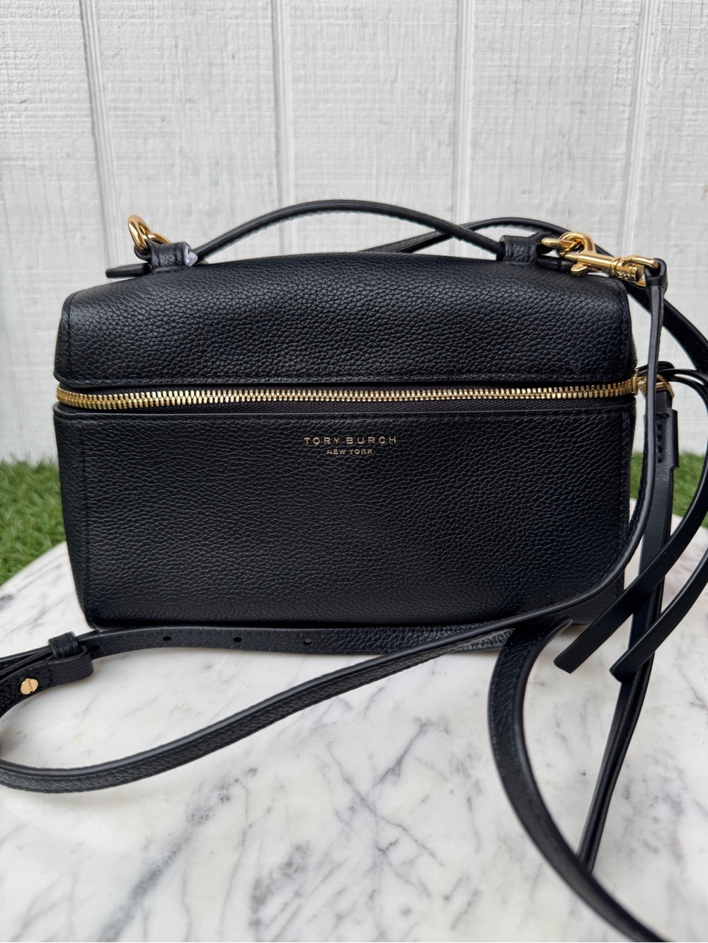 TORY BURCH SLIM ROMY TOP HANDLE
BAG in Black Leather Crossbody Bag like new - Picture 15 of 16